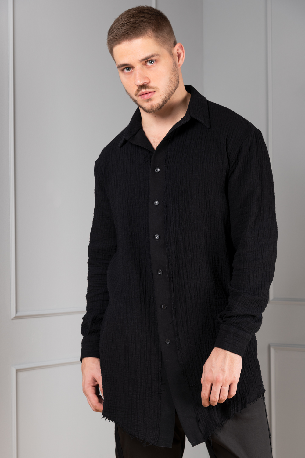 A black button-up unisex shirt with very relaxed cut | Haruco-vert