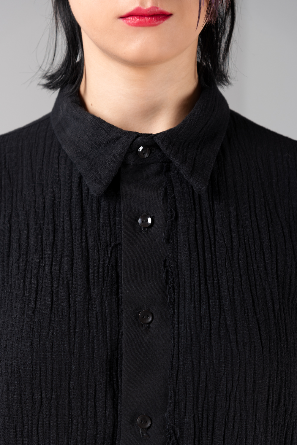A black button-up shirt for women with relaxed cut | Haruco-vert