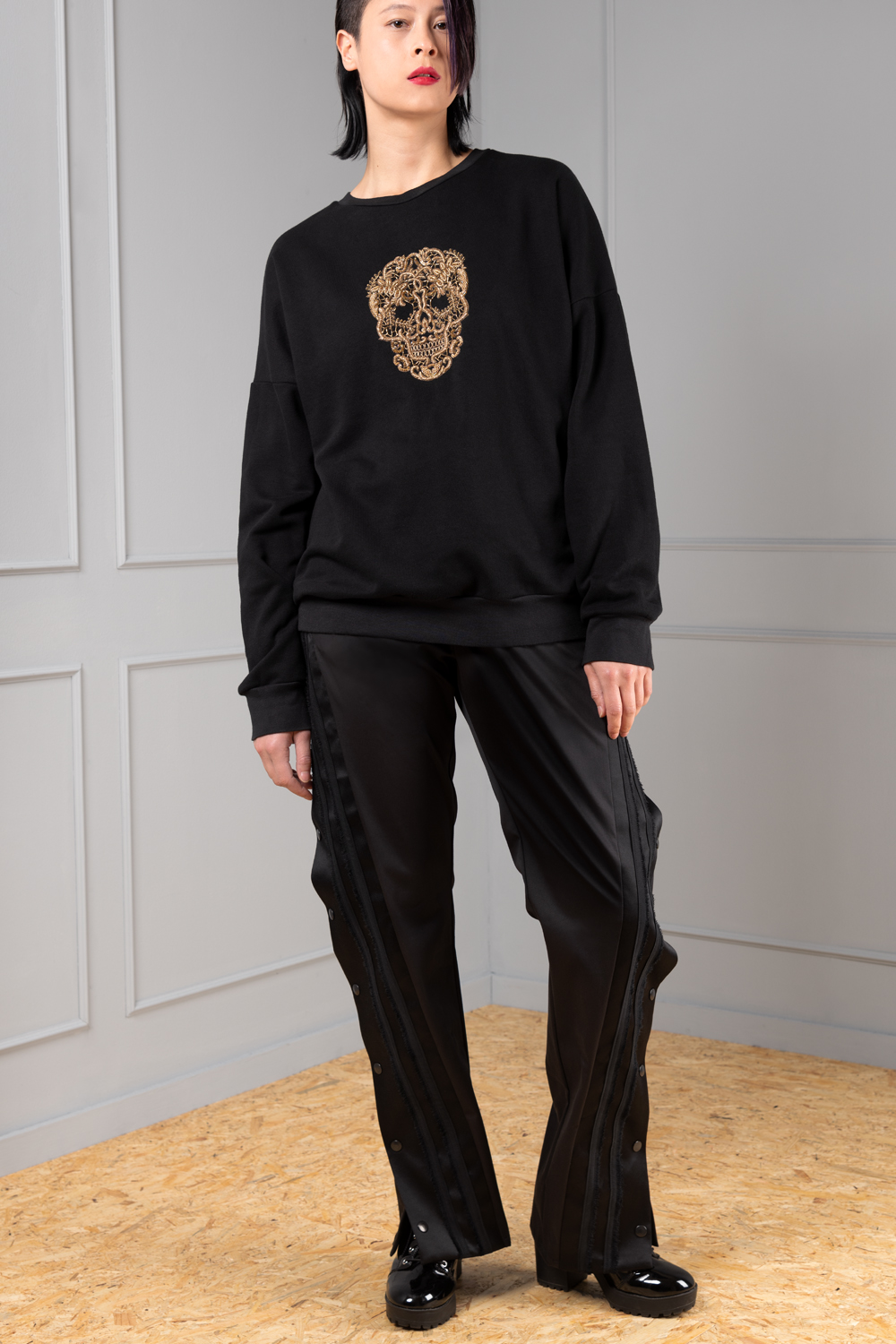 Skull hand embroidered sweater with diamond - Image 10