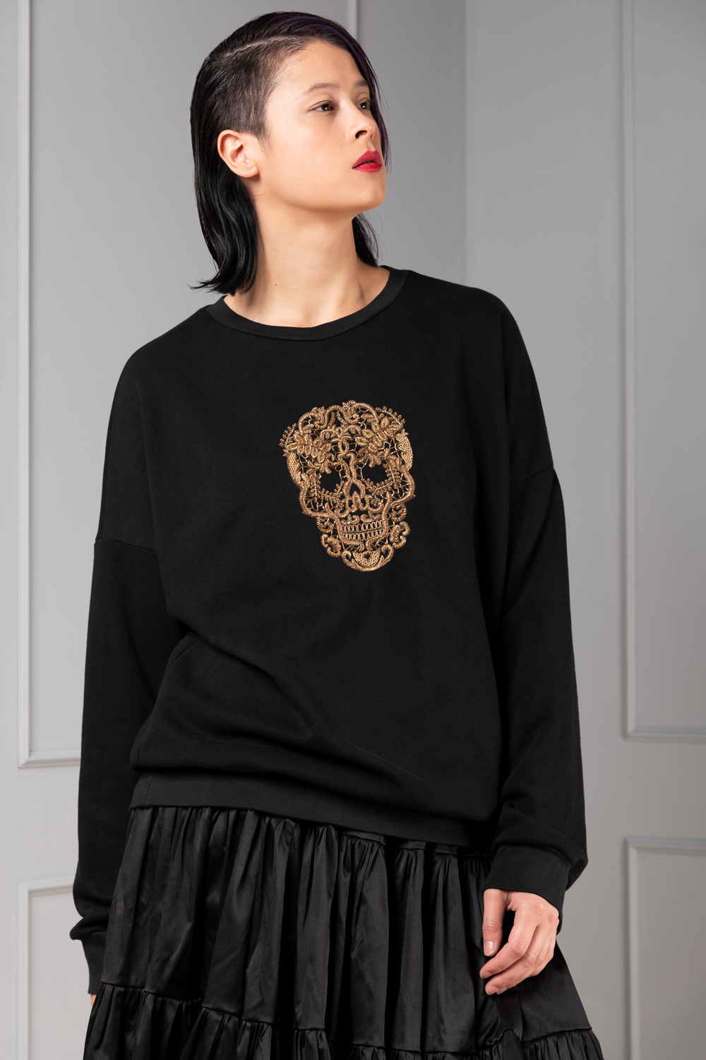 Hand embroidered skull sweater for women Haruco vert