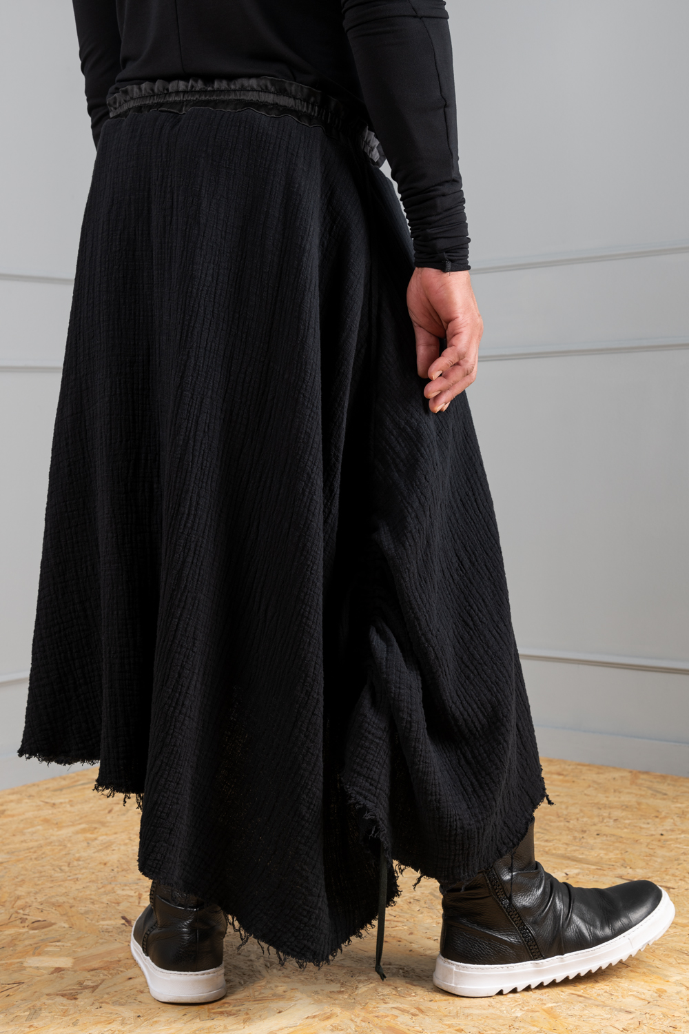 A asymmetrical black unisex cotton skirt | Haruco-vert