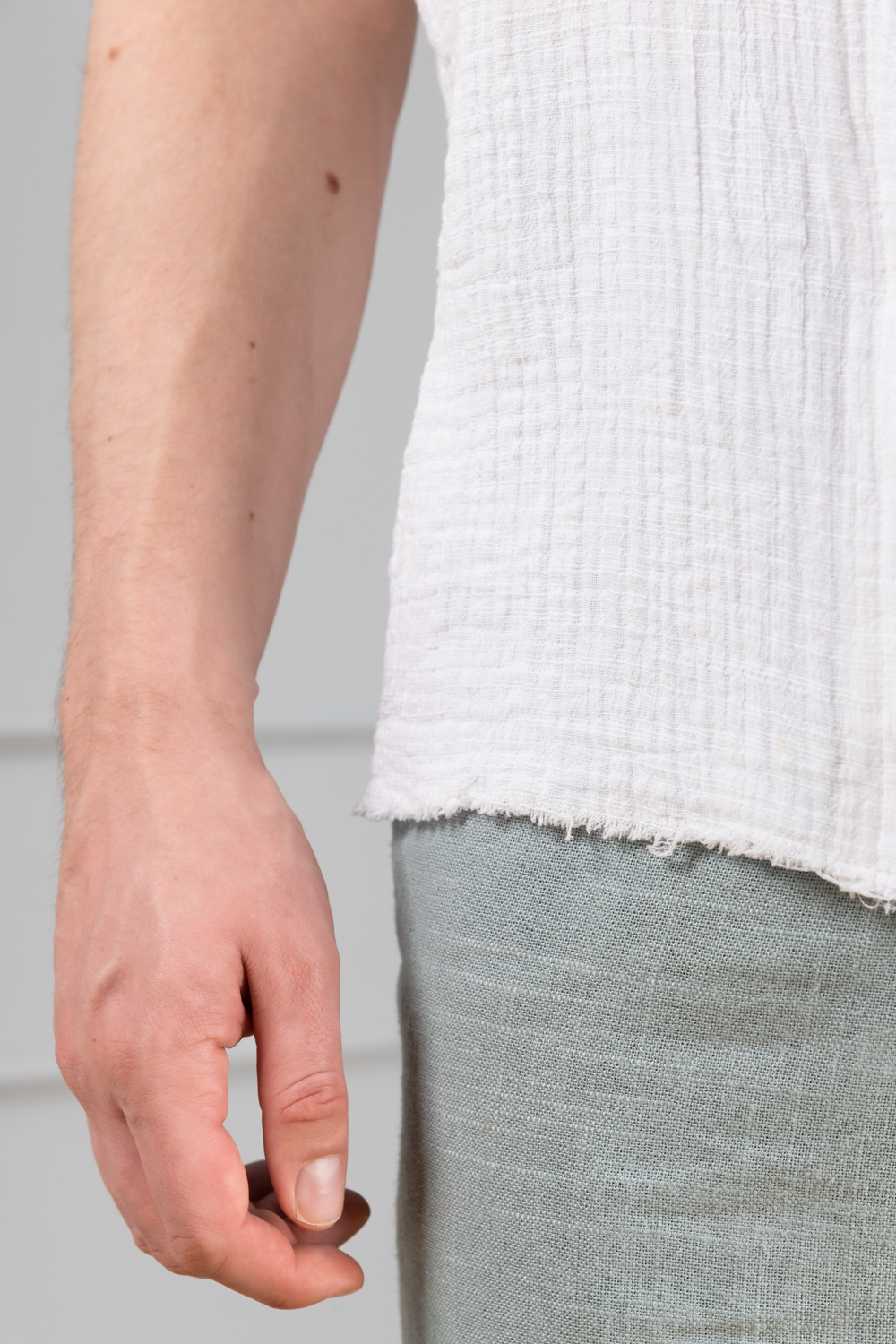 An off-white cotton men's shirt with chiffon strips | Haruco-vert