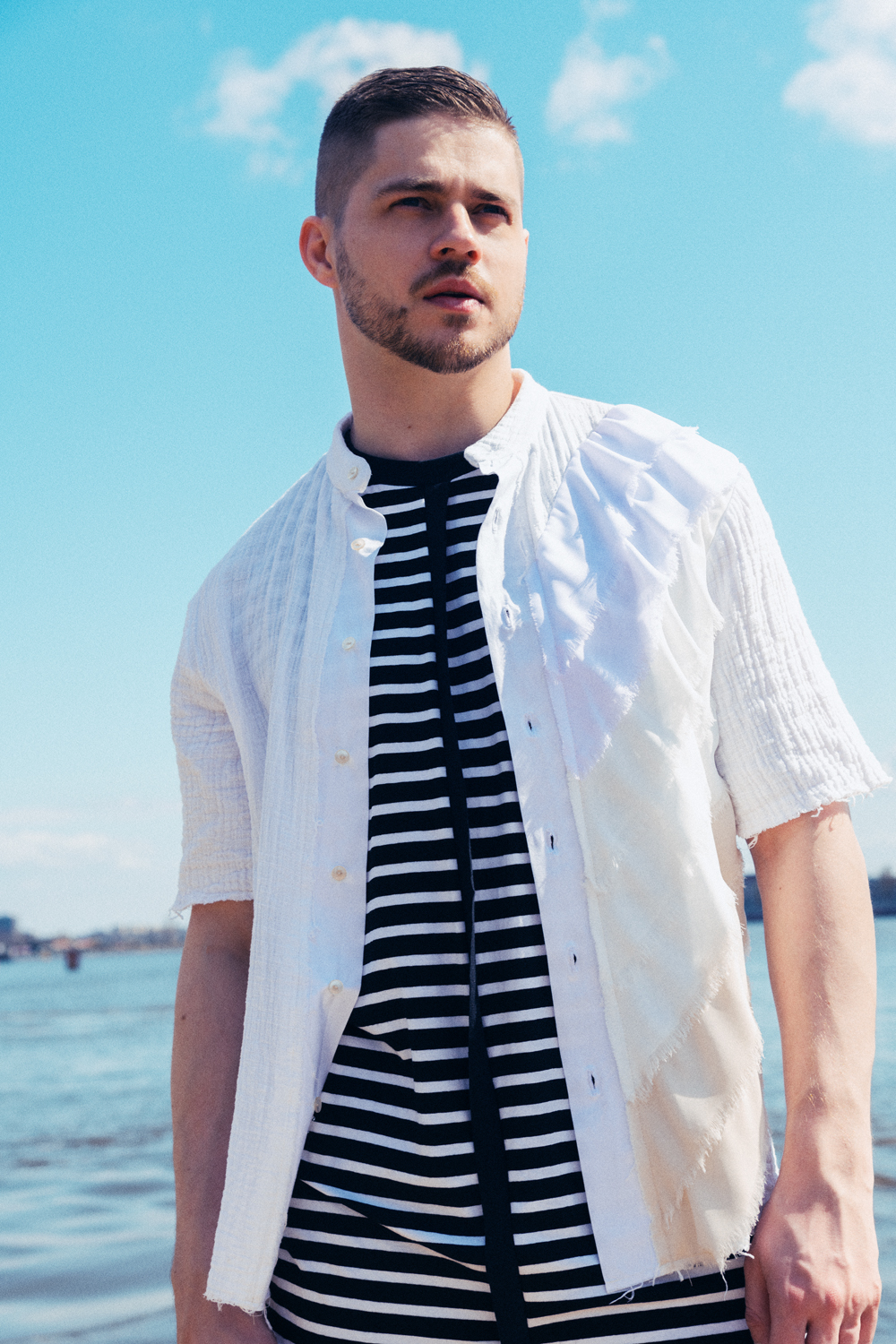 An off-white cotton men's shirt with chiffon strips | Haruco-vert