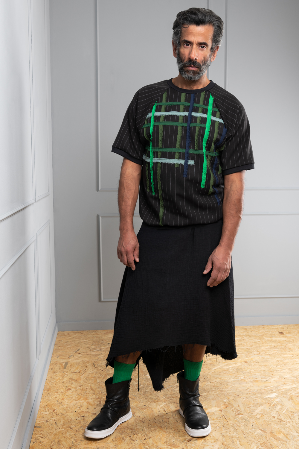 An asymmetrical men s black cotton skirt Haruco vert