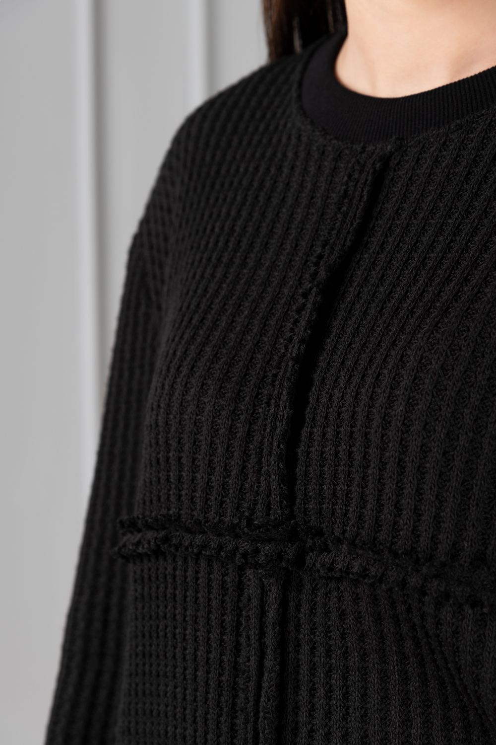 black-knit cross women's sweater with raw edges | Haruco-vert