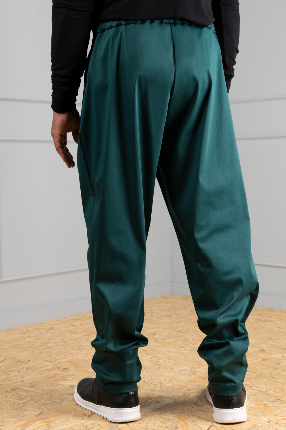 Petrol unisex pleated trousers in cotton satin | Haruco-vert
