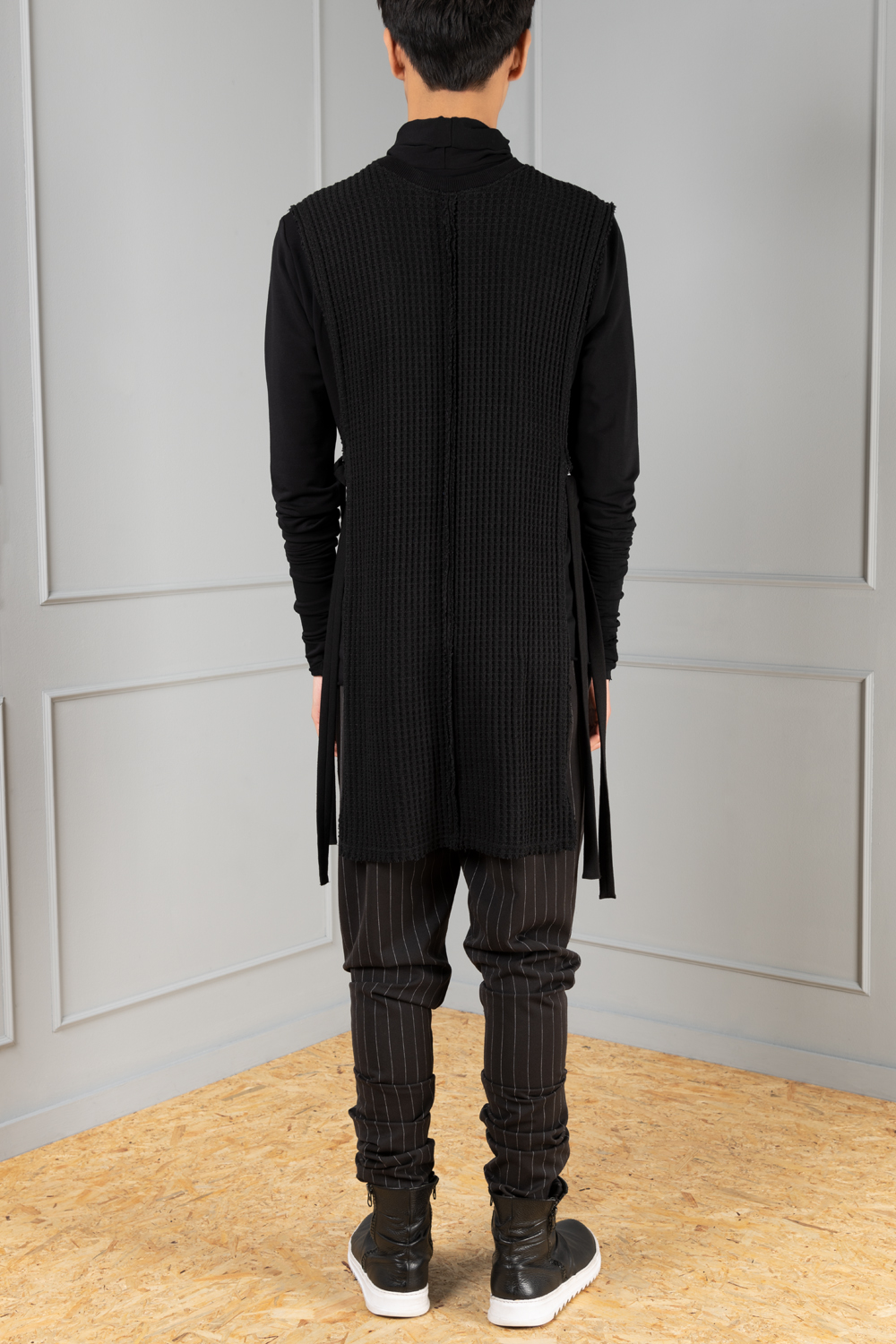 Black open-sides sleeveless men's sweater | Haruco-vert