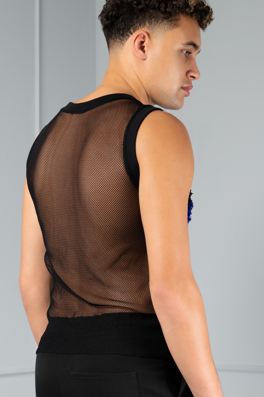 A mesh men's top with lace-flowers | Haruco-vert