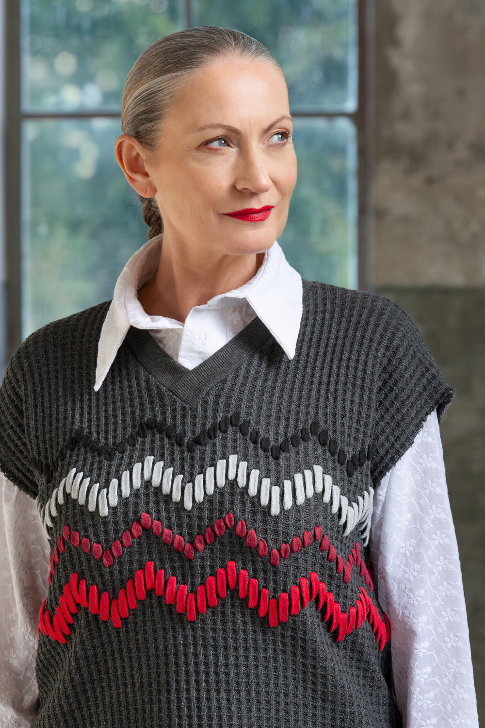 Turan grey knit embroidered women's vest - Image 2