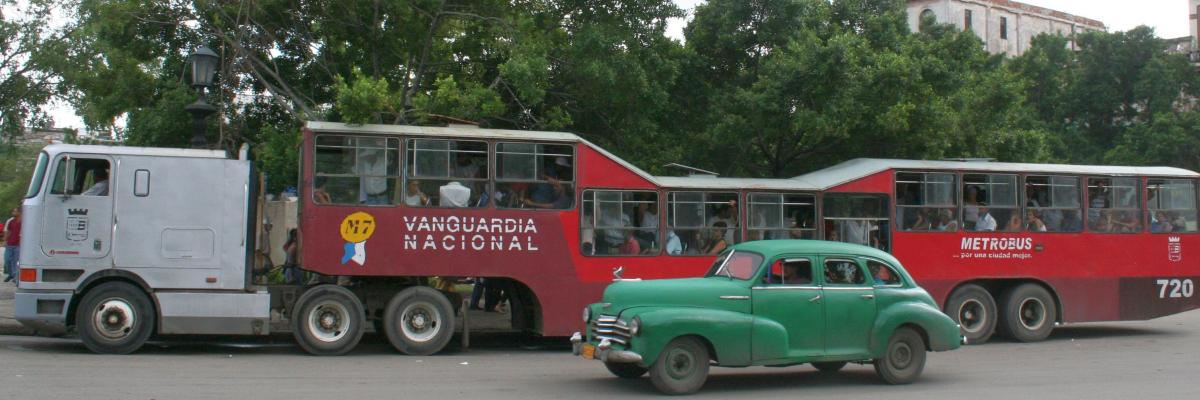 Ein zum Bus umgebauter Sattelschlepper mit zwei auffallenden Höckern. War früher eine Besonderheit in Kuba