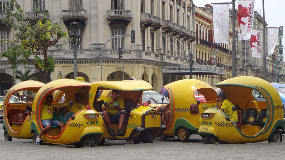 Cocotaxis in Havanna warten auf Kundschaft
