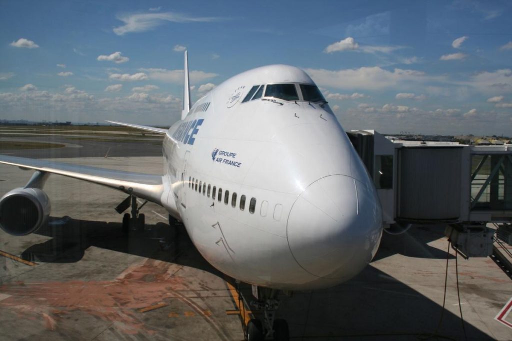 Das Flugzeug steht bereit. Spätestens am Abflug-Gate benötigt ihr die Touristenkarte oder ein anderes Visum.