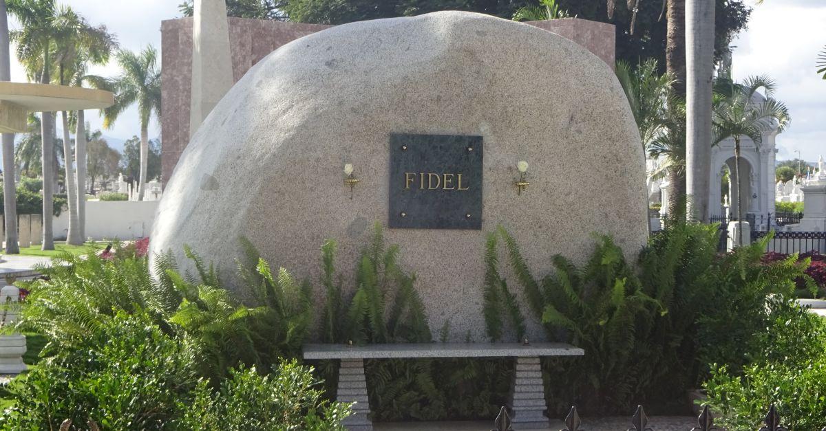 Grabstein von Fidel Castro auf dem Heldenfriedhof Santa Ifigenia in Santiago
