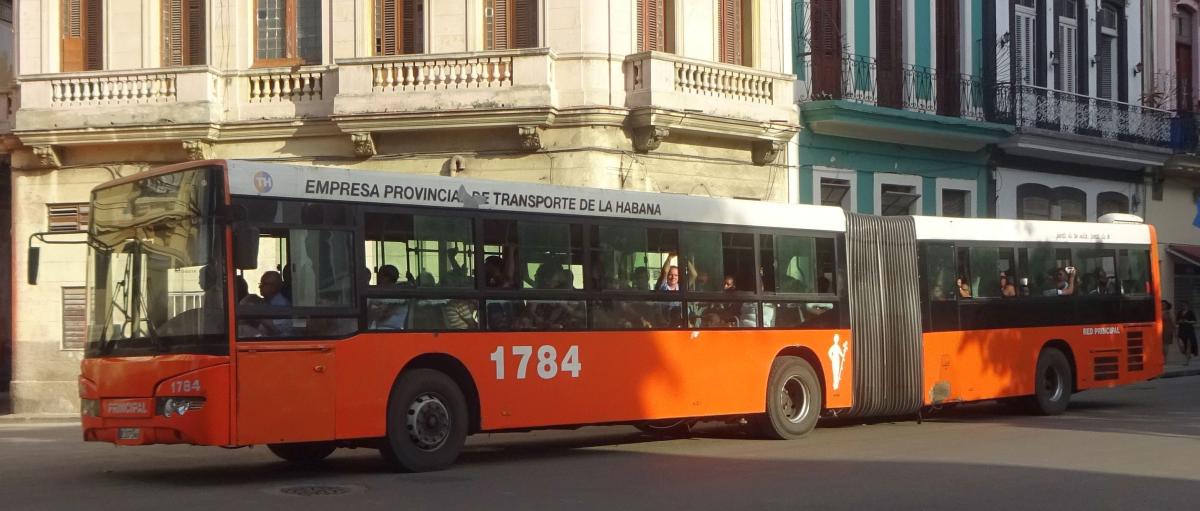 orangener Metrobus des Red Principal in Havanna