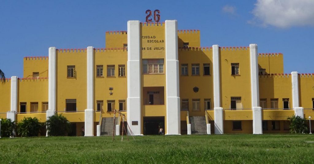 Die Moncada Kaserne in Santiago ist jetzt eine riesige Schule.
