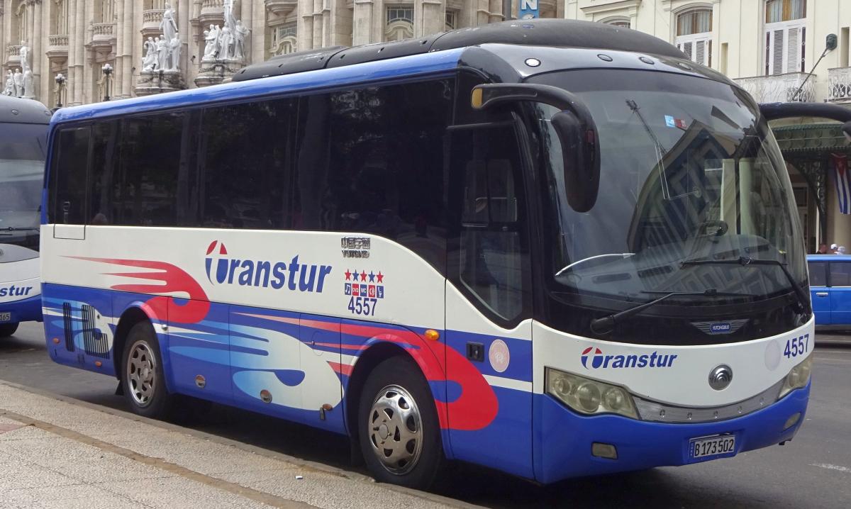 Moderner Reisebus von Transtur