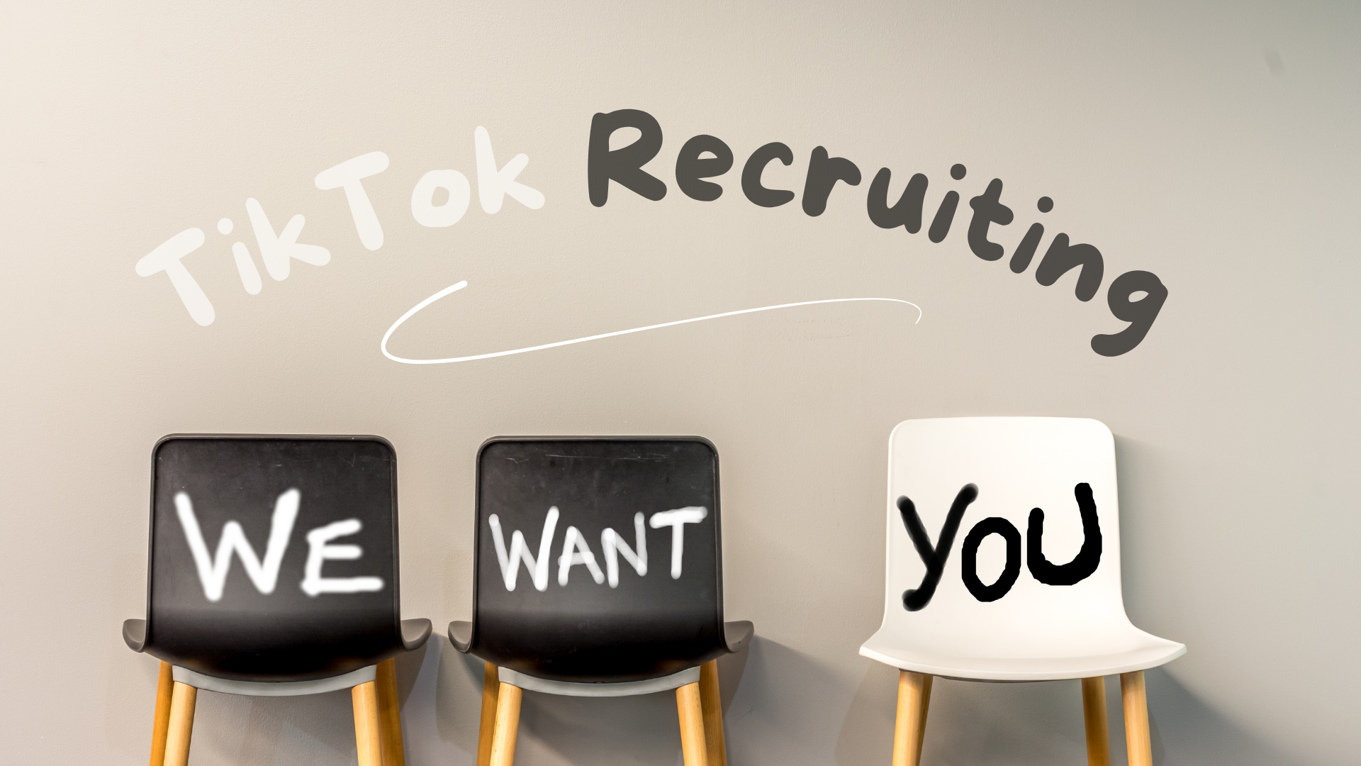 TikTok Recruiting Drei Stühle vor grauer Wand, beschriftet mit „We want you“. Darüber steht in großer Schrift „TikTok Recruiting“ – Symbolbild für modernes Azubi- und Nachwuchskräfte-Recruiting über Social Media.