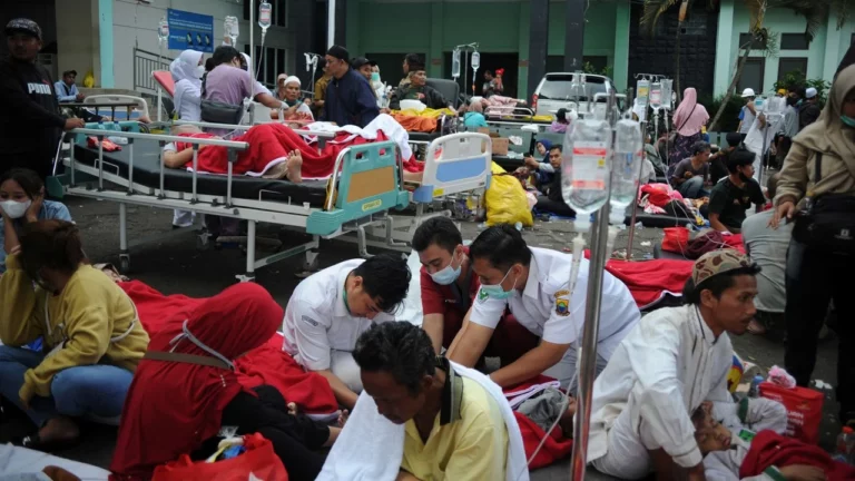 Shaqaalaha Samatabbixinta Indonesia Ayaa U Ordayay Sidii Ay U Heli Lahaayeen Dad Ka Badbaaday Dhulgariirkii Java