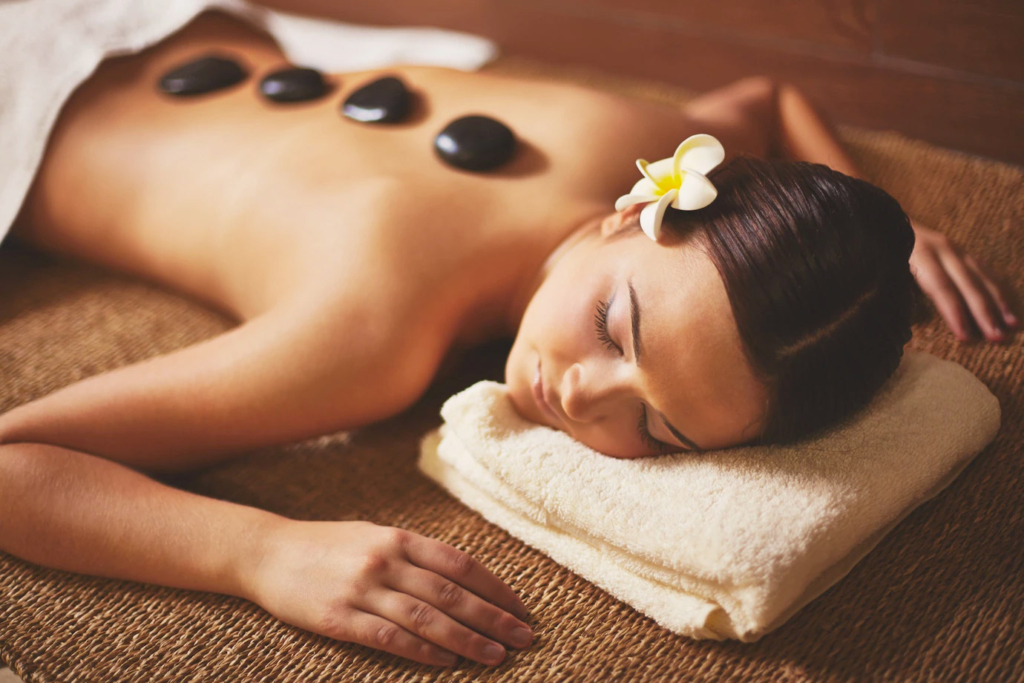 Découverte du massage relaxant aux pierres chaudes