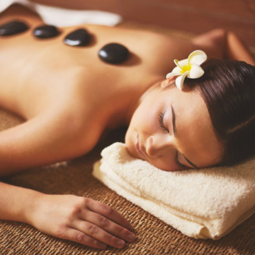 Découverte du massage relaxant aux pierres chaudes