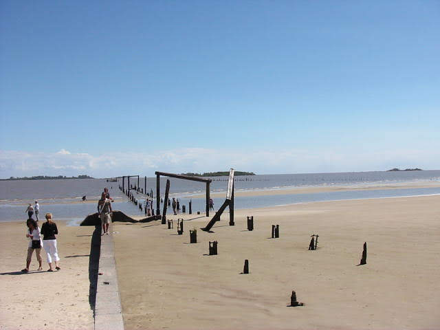 Zicht op de rivier Río de la Plata tijdens een daguitstap naar Colonia del Sacramento in Uruguay. Aan de overkant ligt Buenos Aires.