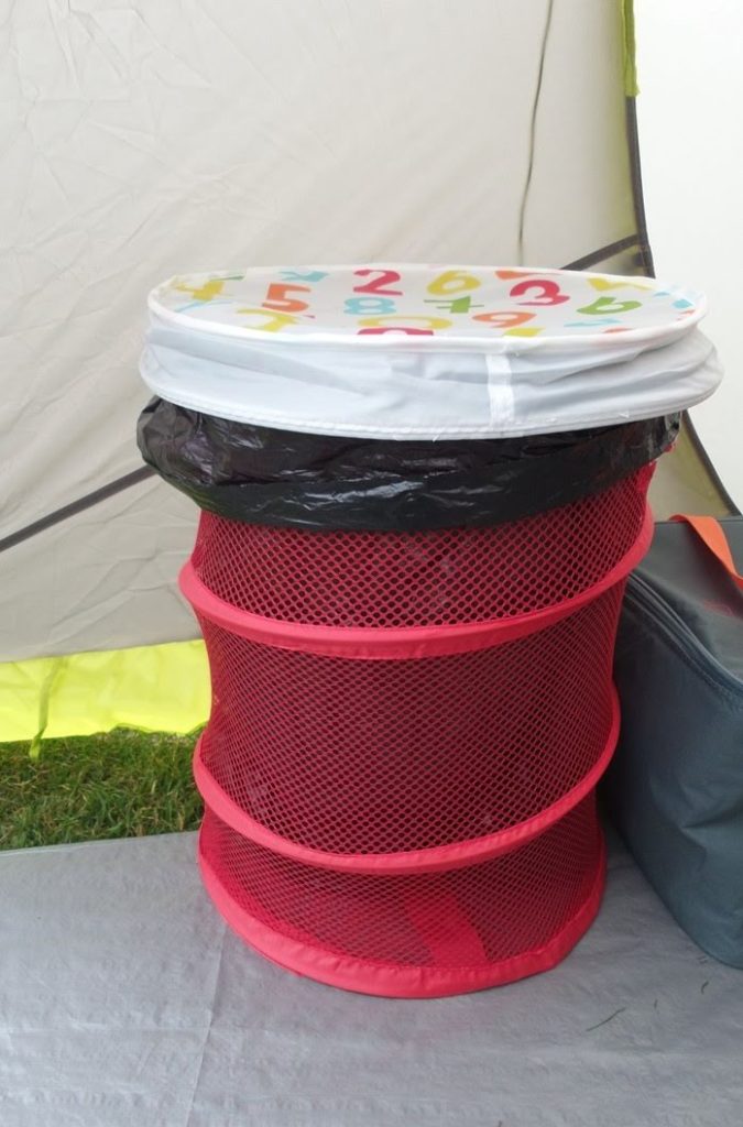 Een Ikea-speelgoedopbergmand doet dienst als vuilnisbak tijdens het kamperen.