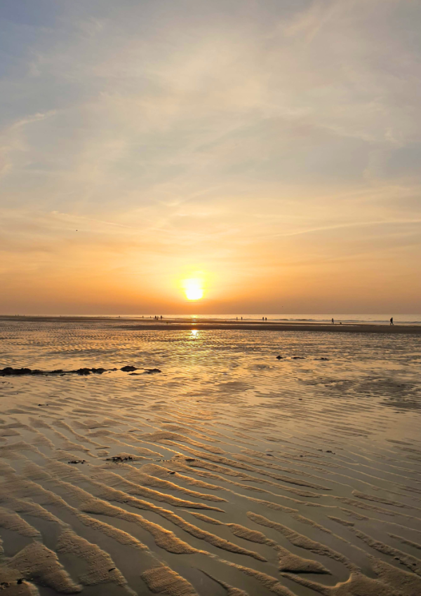 Zonsondergang boven zee.