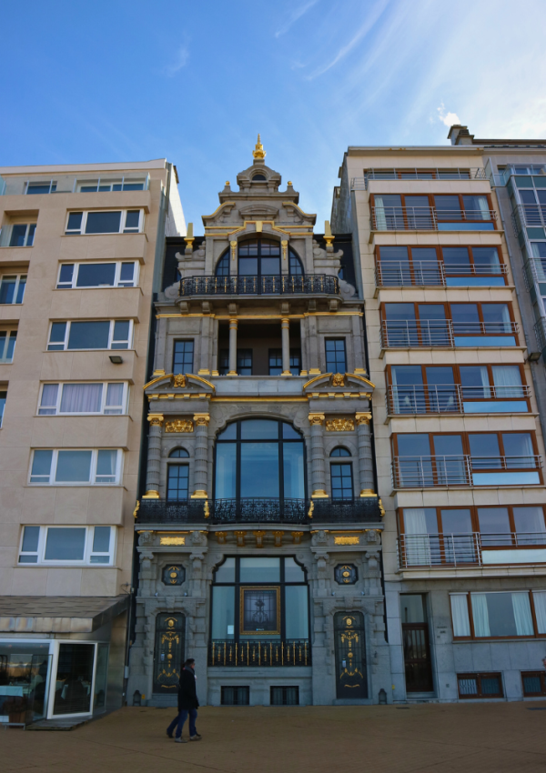 De gerenoveerde Villa Maritza heeft gouden details en maakt het een van de meest opvallende gebouwen op de zeedijk van Oostende.