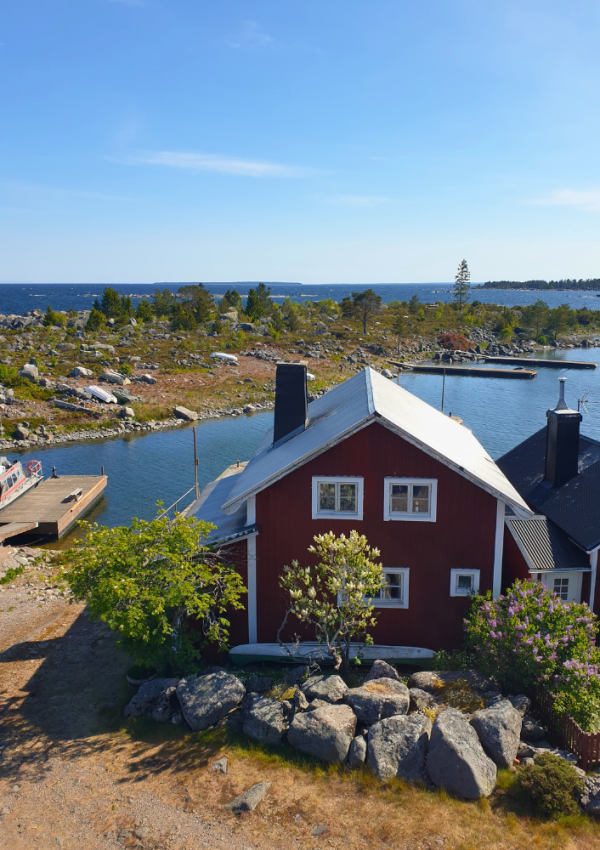 Een rood huisje op een eiland in de archipel bij Söderhamn in Zweden.