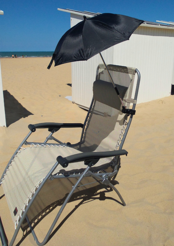 Een parasol met een bevestiging voor aan een kinderwagen past ook perfect op een strandstoel en zorgt ervoor dat je gezicht in de schaduw blijft.