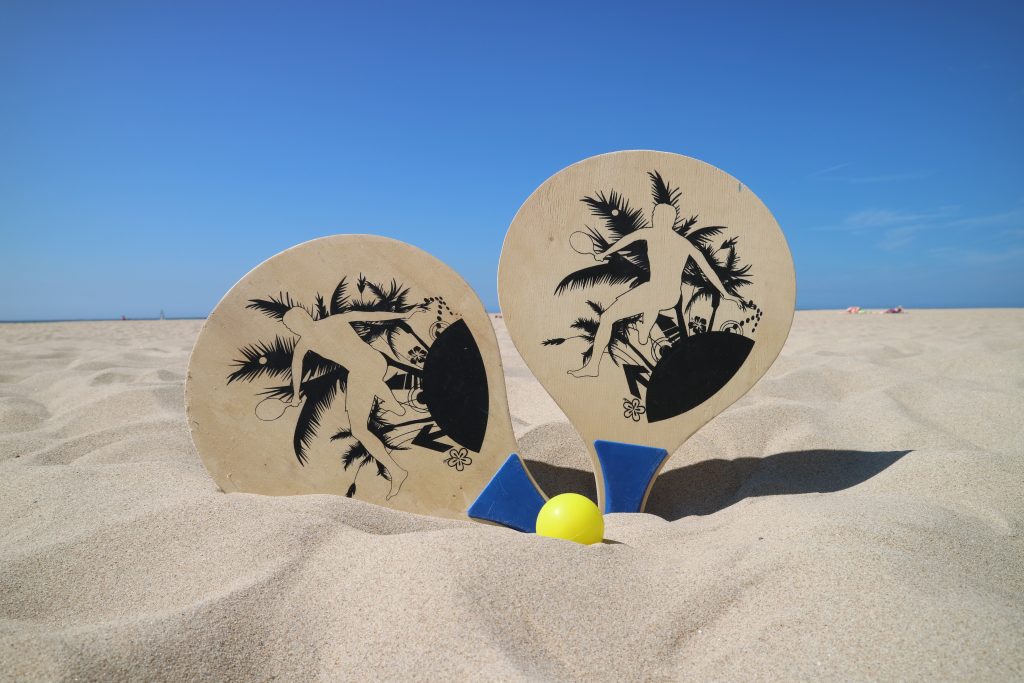 2 palletjes om beach ball te spelen, de strandversie van tennis. 