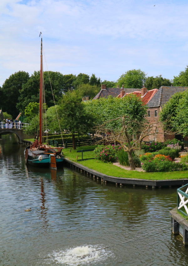 Huisjes, een boot en een waterloop in het Zuiderzeemuseum.