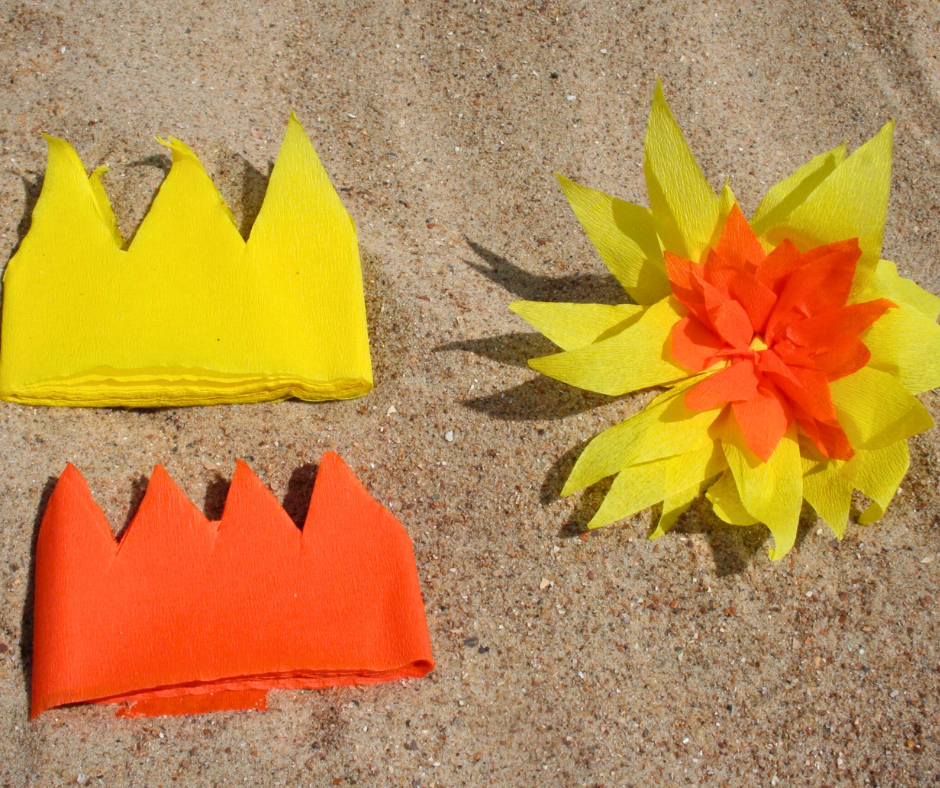 Een geel/oranje bloem met hoe de bloemblaadjes uit crepepapier geknipt moeten worden.