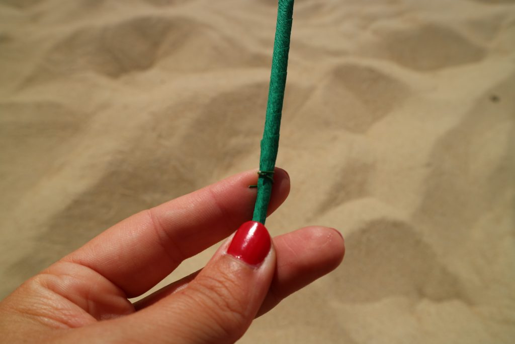 Strandbloemen maken: vastzetten met een stukje ijzerdraad.