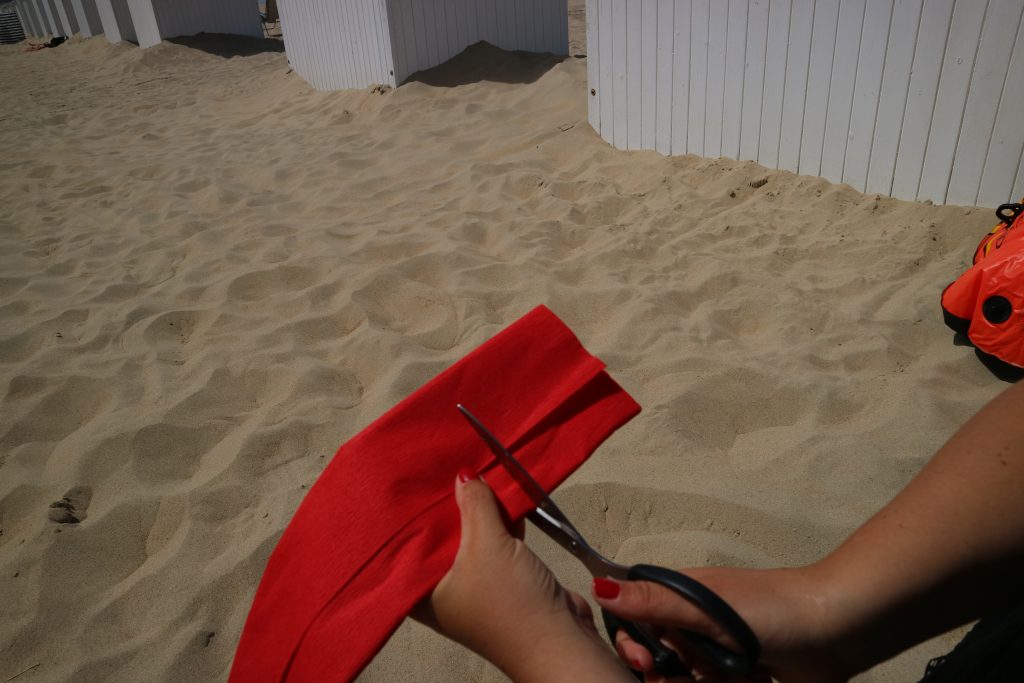 Knip een strook uit crepepapier.