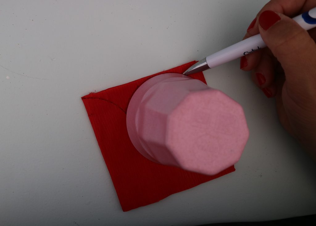 Teken de bloemblaadjes af op het crepepapier met een bekertje.