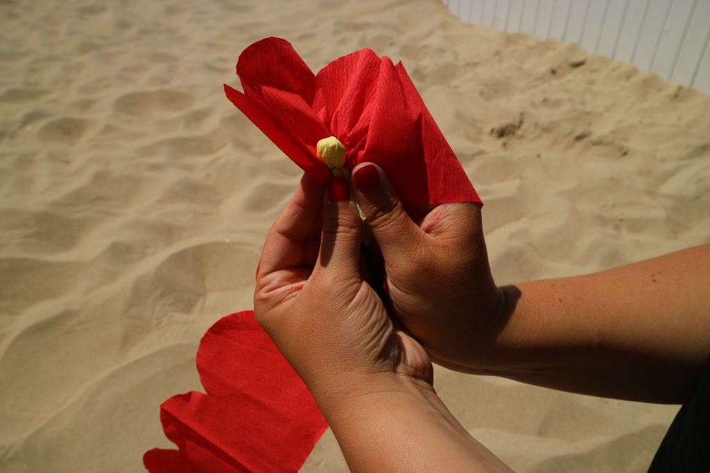 Techniek om te rimpelen om bloemen uit crêpepapier volume te geven.