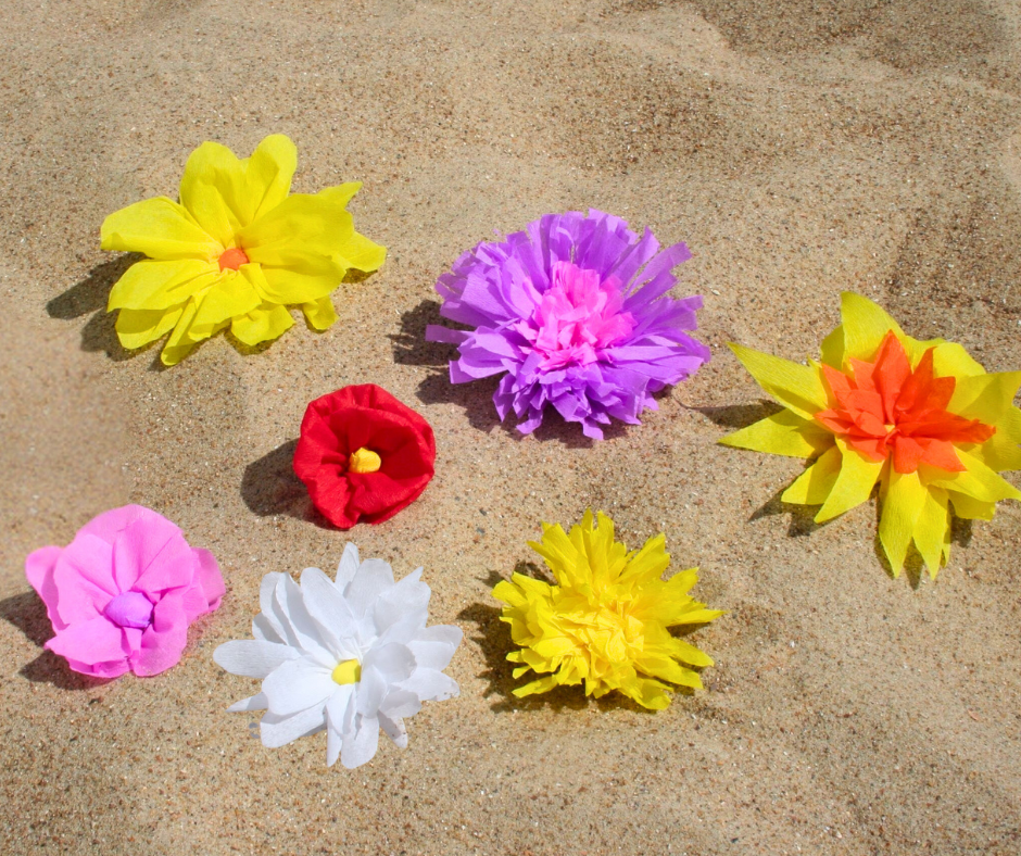 Verschillende soorten kleurrijke strandbloemen uit crêpepapier.