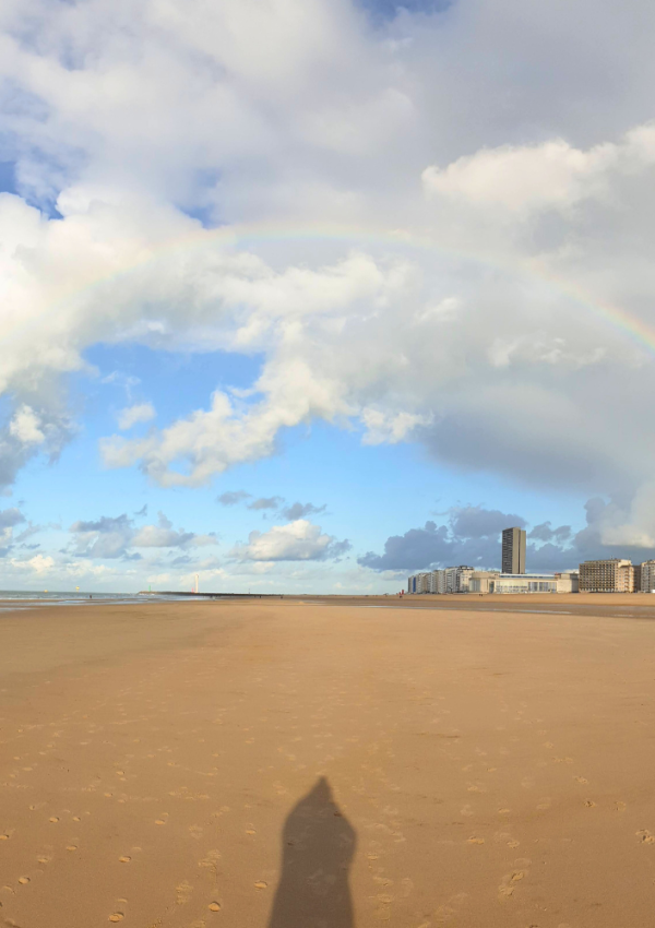 Regenboog boven het strand en het Kursaal van Oostende.
