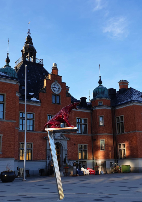 Het standbeeld Listen! Me too kreeg in Umeå een prominente plek voor het stadshuis.