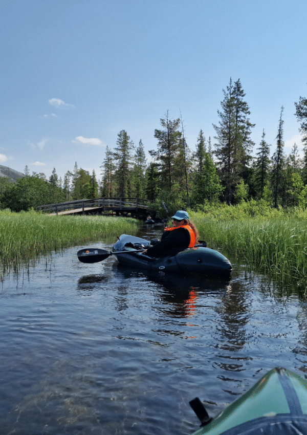 Met een packraft op een rivier in Fins Lapland tijdens de zomer.