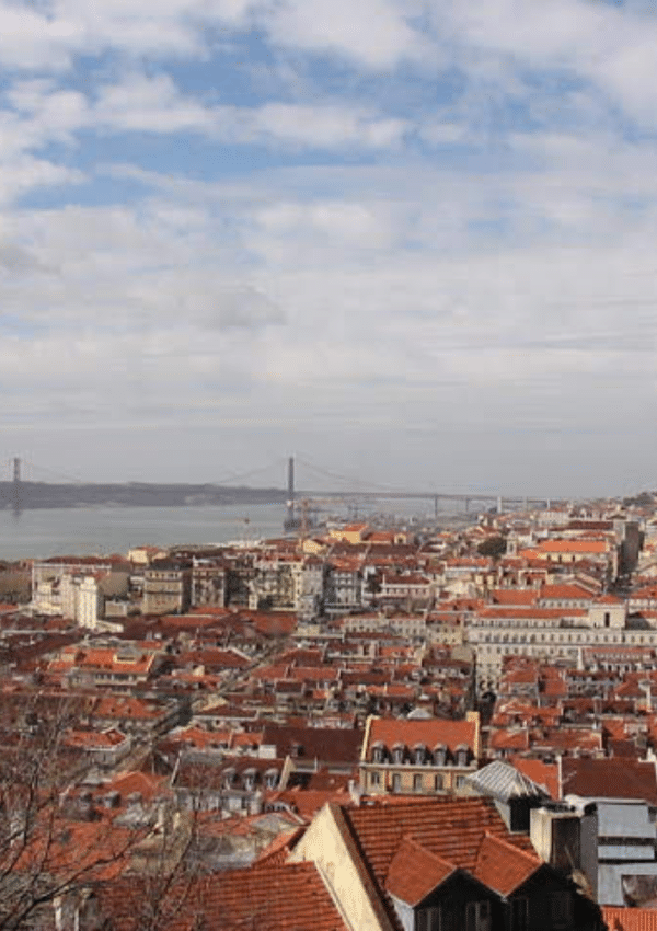 Een luchtfoto van de Portuguese hoofdstad Lissabon, een leuke bestemming voor een zonnige citytrip.