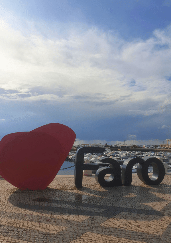 Aan de kustlijn van Faro in de Algarve in Portugal staat een rood hartje met de letters FARO.