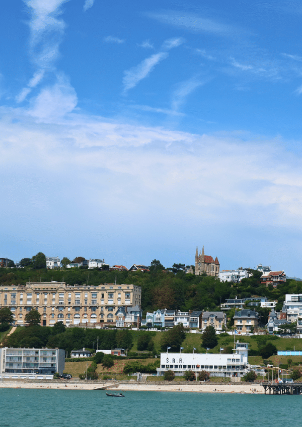 De kustlijn van Sainte Adresse in Normandië, Frankrijk.