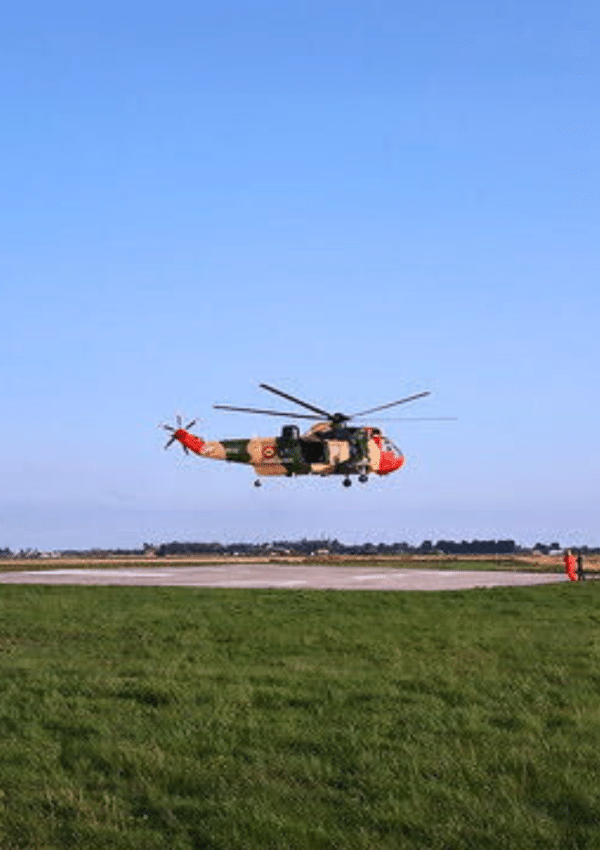 De Sea King, de voormalige reddingshelicopter van het 40ste in Koksijde. Herkenbaar aan de kleuren en de rode neus.