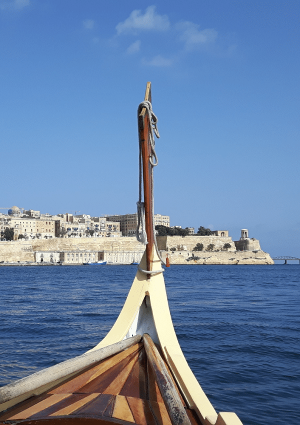 Een gondel vaart in de haven van Valletta. Op de achtergrond zie je Sliema.
