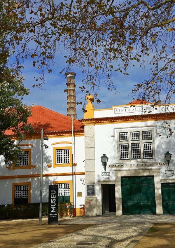 De buitenkant van de porseleinfabriek van Vista Alegre in Centraal-Portugal.