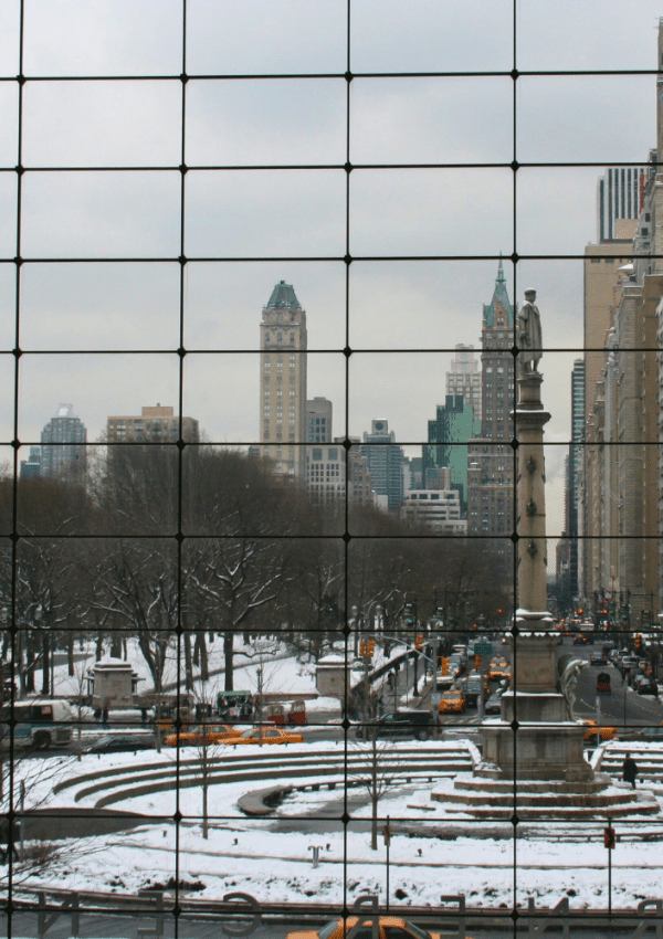 De reflectie van de skyline van New York in de grote ramen van de Apple Store.