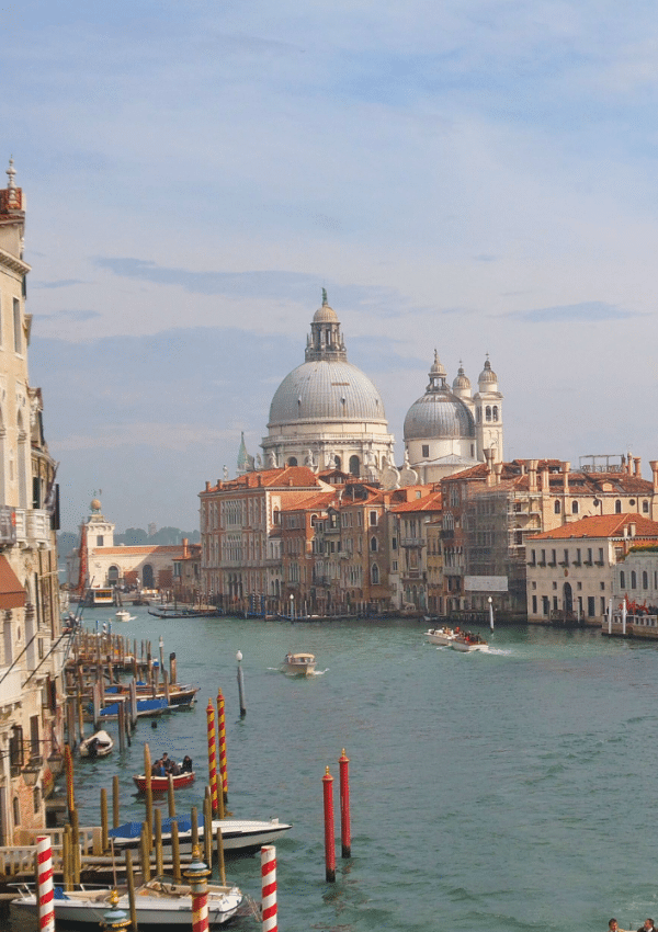 Zicht op het water en de dom van Venetië.