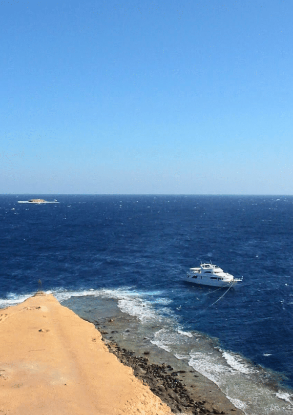 Zicht op het eiland kleine Brother vanop grote Brother in de Rode Zee, Egypte.